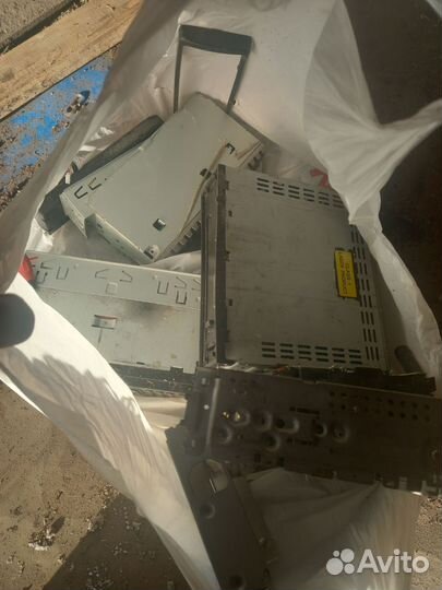 Старые сломанные магнитолы