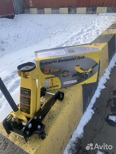 Домкрат подкатной 3 тонны с удлиненной рукоятью