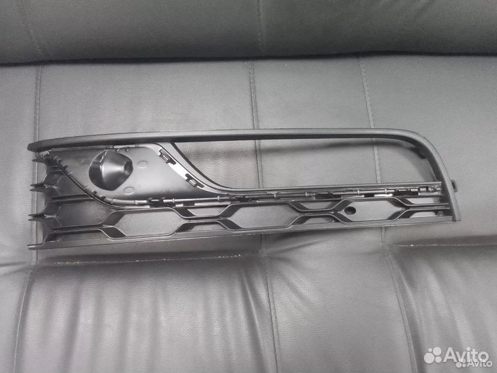 Решётка переднего бампера VW Passat B7