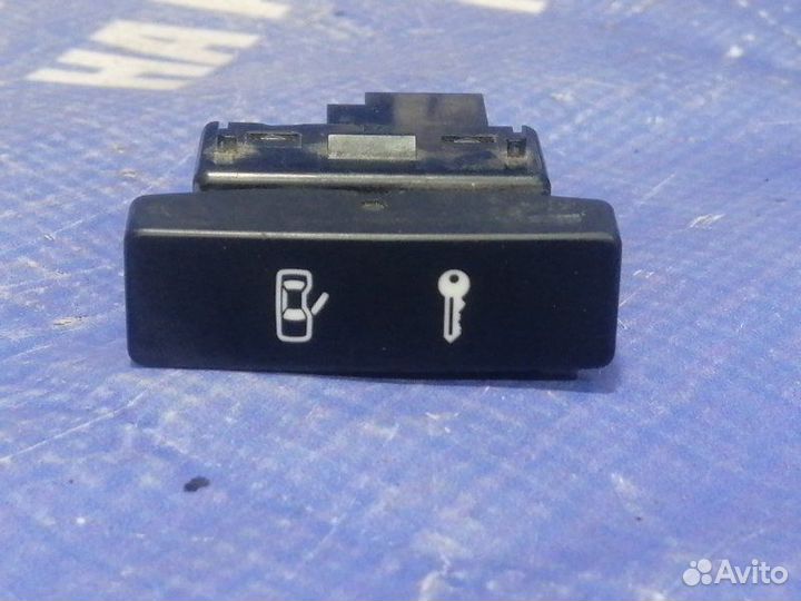Кнопка центрального замка Volkswagen Touareg