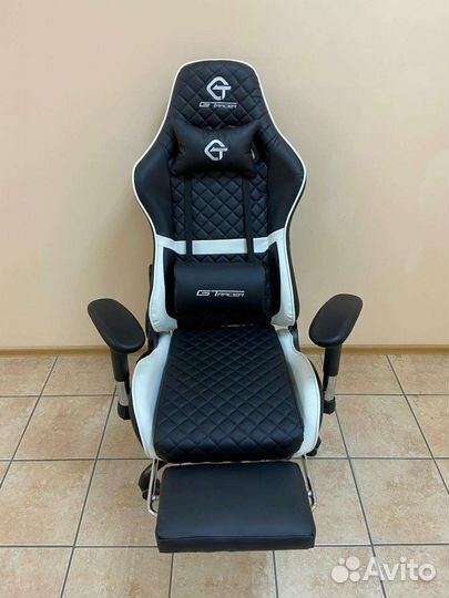 Игровое, геймерское кресло с подставкой для ног