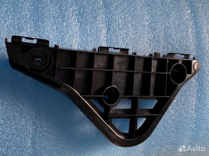 Кронштейн бампера передний правый Toyota Camry