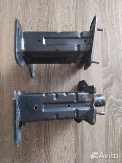 Кронштейны усилителя бампера Nissan Rogue 2016-17