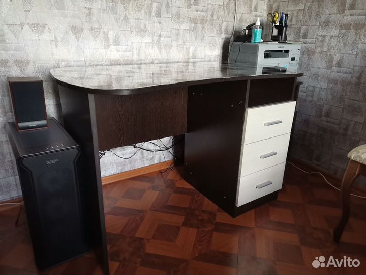 Письменный стол с выдвижными ящиками