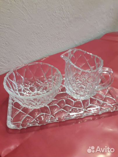 Сливочник и сахарница на подносе