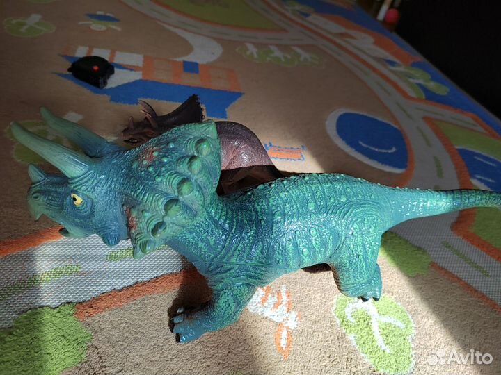Игрушка-динозавр трицератопс