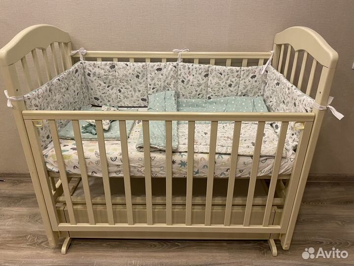 Кроватка для новорожденных с маятником