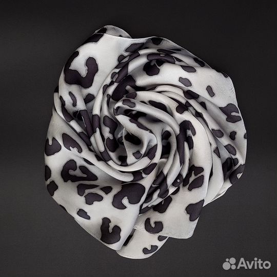 Платок Снежный барс из шелка