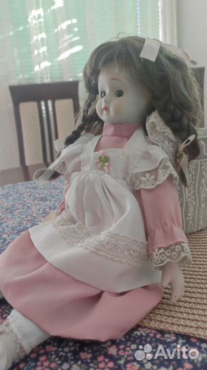 Кукла фарфоровая
