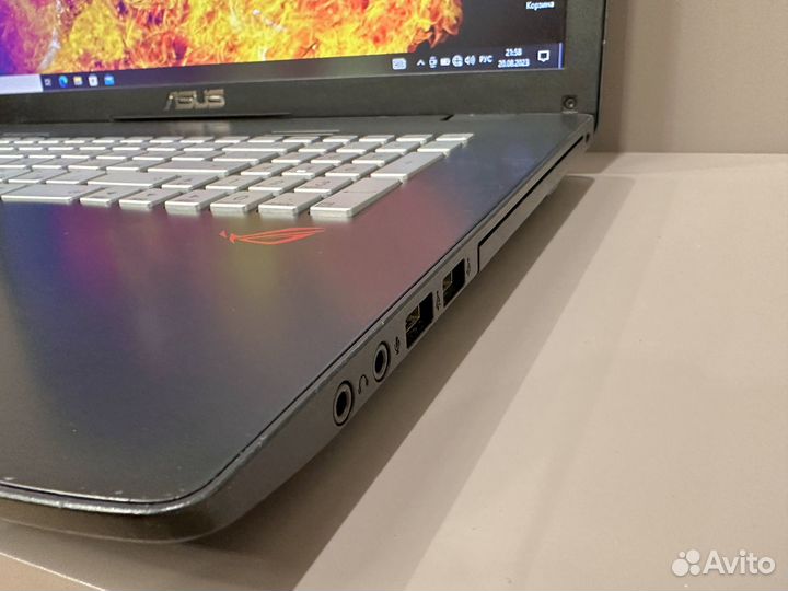 Asus 17.3/i7 8cpu/8gb/ssd+1tb