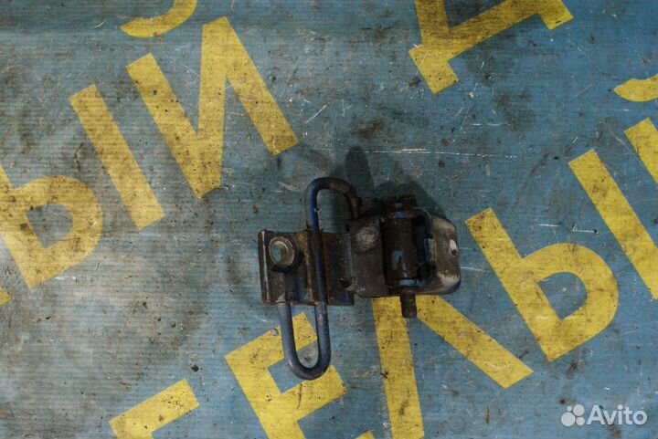 Петля передней правой двери Volkswagen passat b5
