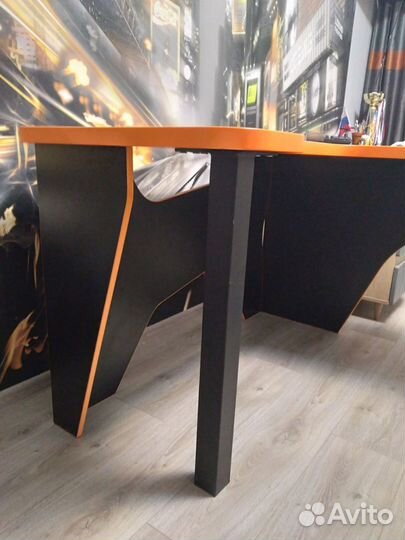 Компьютерный письменный стол