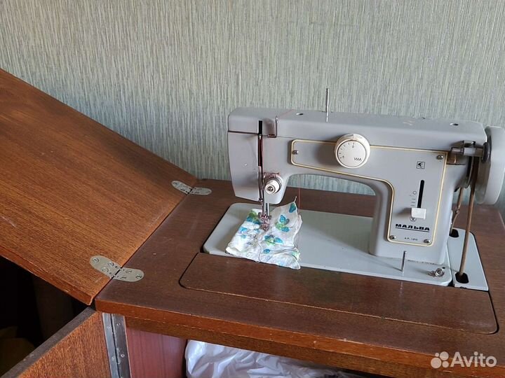 Швейная машинка на тумбе бу