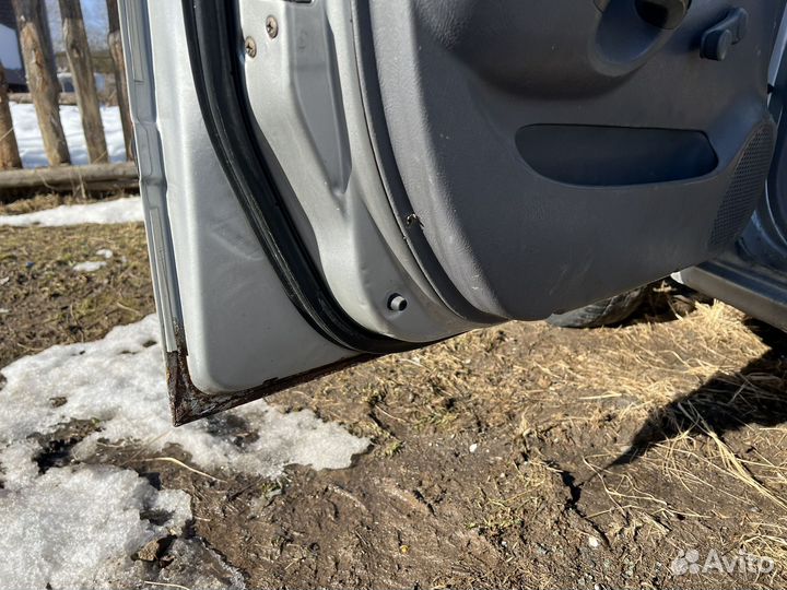 Передняя левая дверь на hyundai Accent