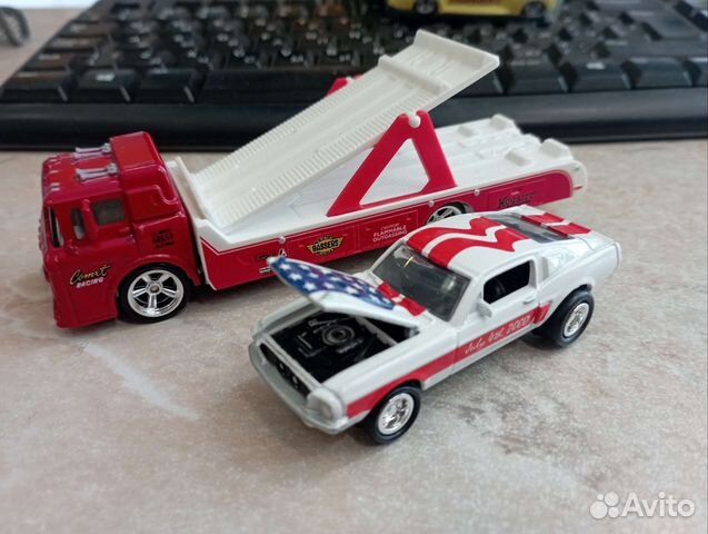 Hot wheels premium ford c 800 team transport