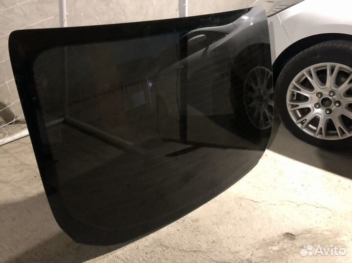 Заднее лобовое стекло(В плёнке) на Ford Focus 3