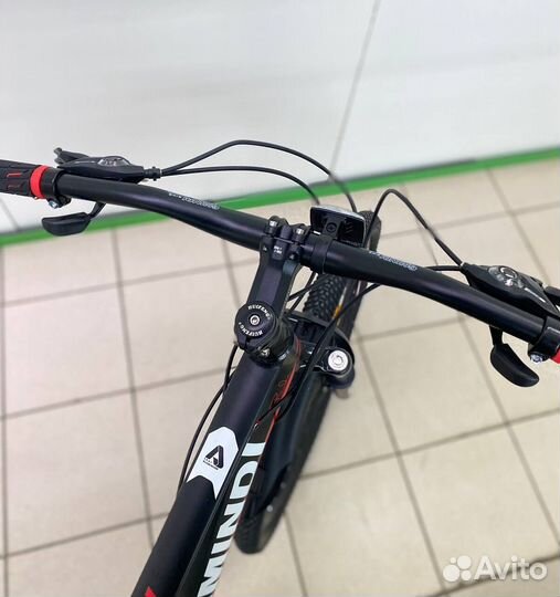 Горный велосипед чёрно-красный новый