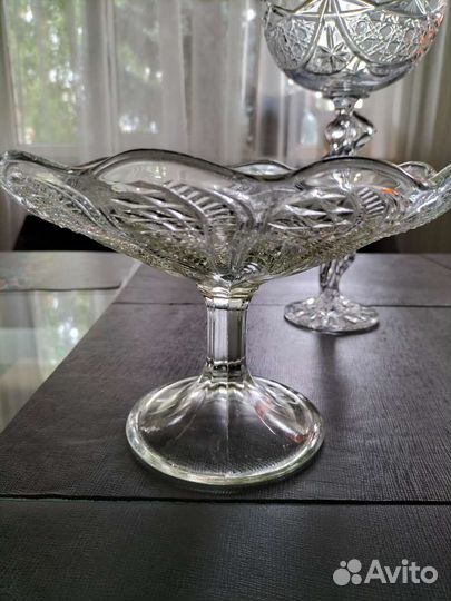 Ваза для фруктов на ножке