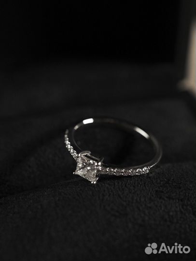 Кольцо с бриллиантами Bendes