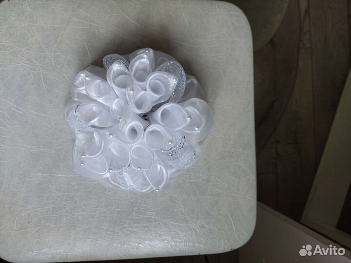 Белый бант на резинке