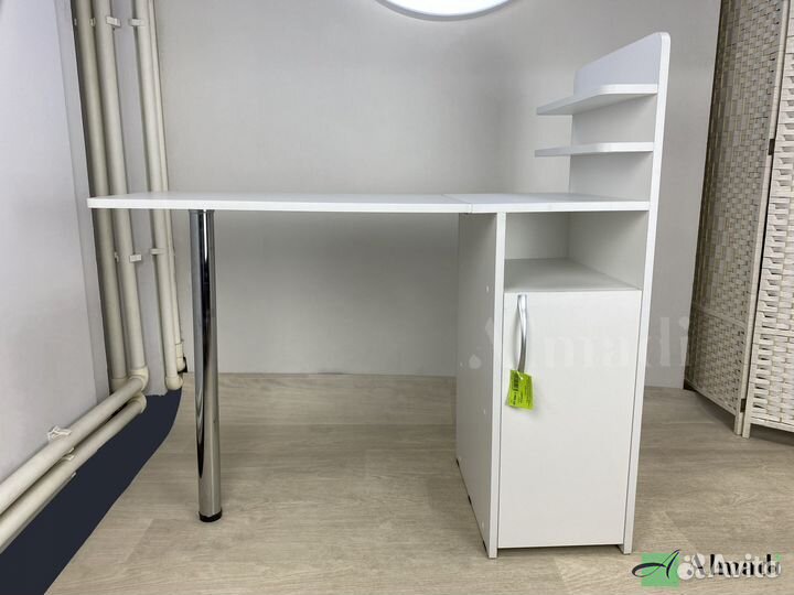 Маникюрный стол