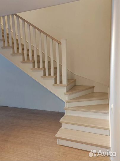 Лестница из ясеня на металлическом каркасе