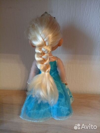 Поющая Эльза с микрофоном