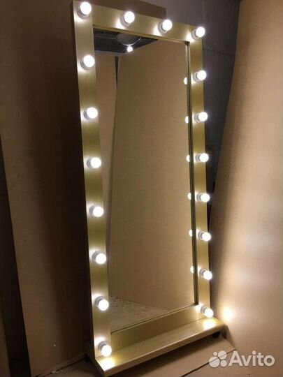 Гримерное зеркало с лампочками