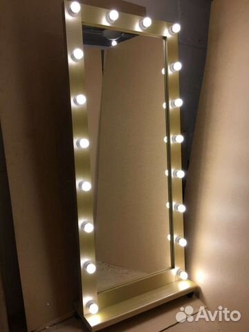 Гримерное зеркало с лампочками