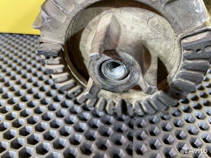 Опора двигателя левая Mercedes-Benz E-class