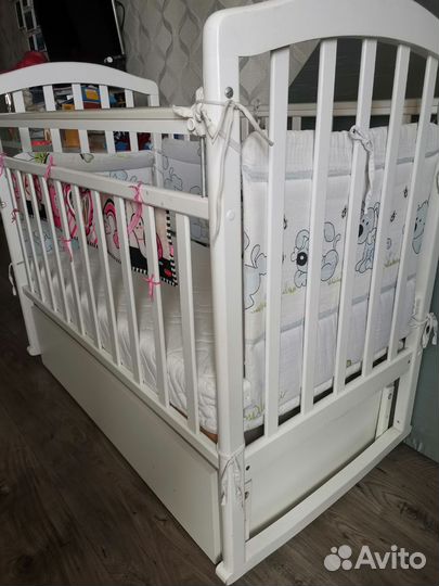 Детская кроватка с маятником
