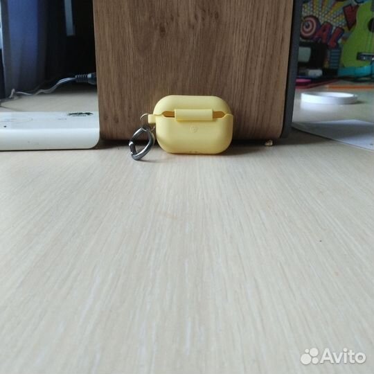 Чехол жёлтый на беспроводные наушники