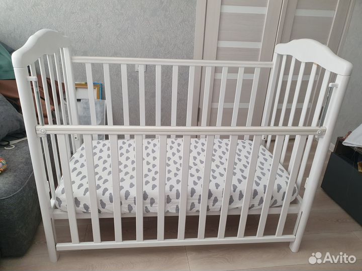 Детская кроватка с маятником