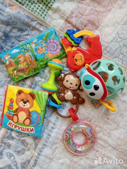 Горка для купания, шапки, игрушки, пеленки