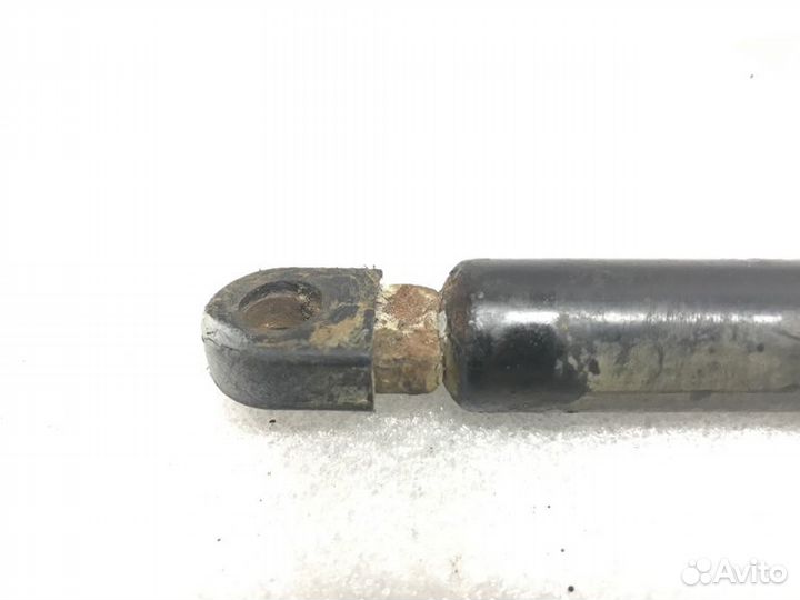 Упор капота Audi 100 C3 2.3 1984