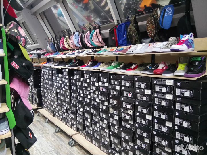 Продам торговое оборудование для магазина Одежды