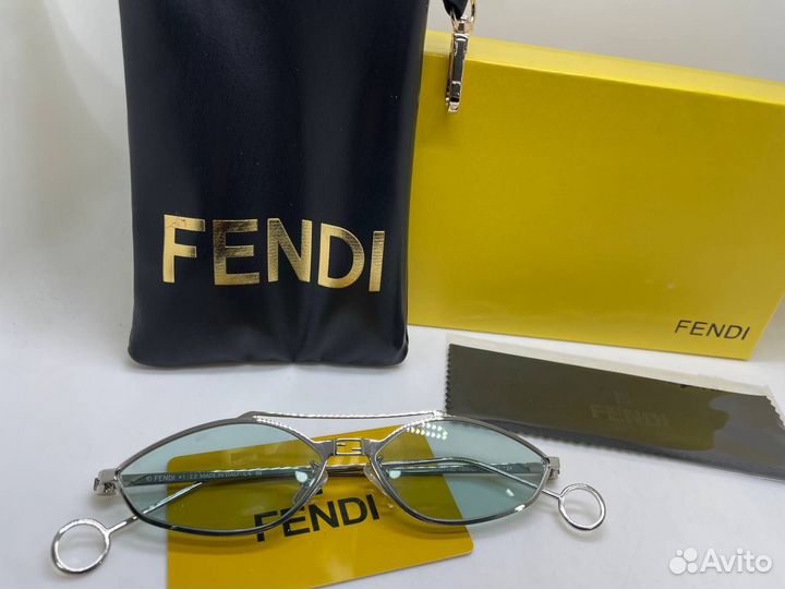 Fendi - Солнцезащитные очки c культовыми заушникам
