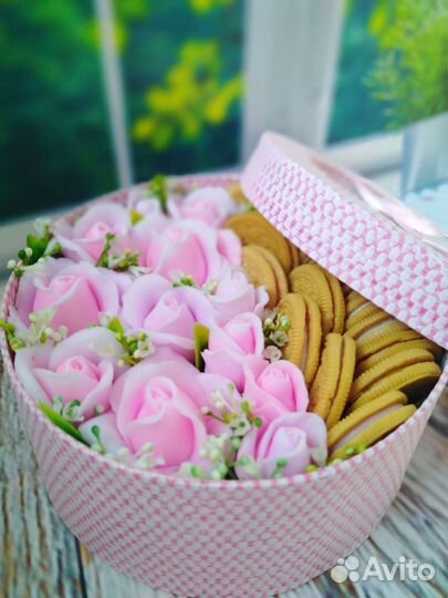 Подарочный набор роз и сладостей из мыла