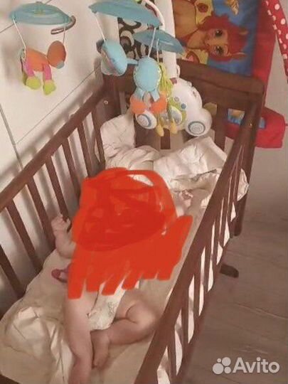 Детская кроватка с маятником