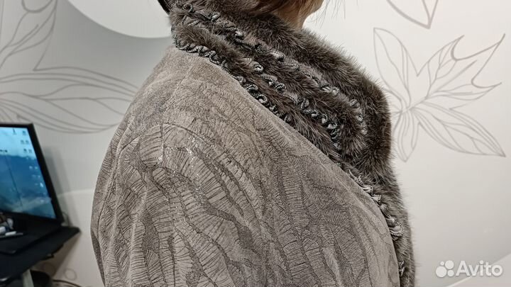 Демисезонный плащ пальто из натуральной кожи и мех