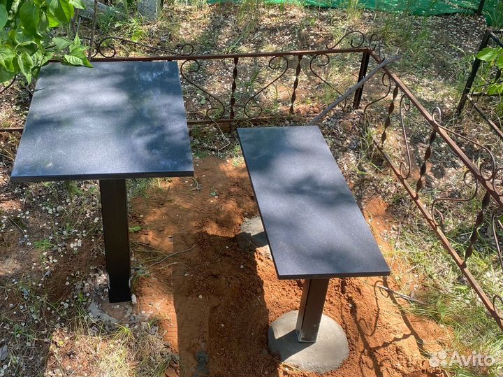 Стол с лавочкой на кладбище
