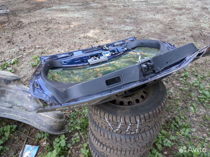 Крышка багажника Тойота аурис 2008