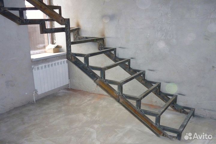 Металлический каркас лестницы для крыльца