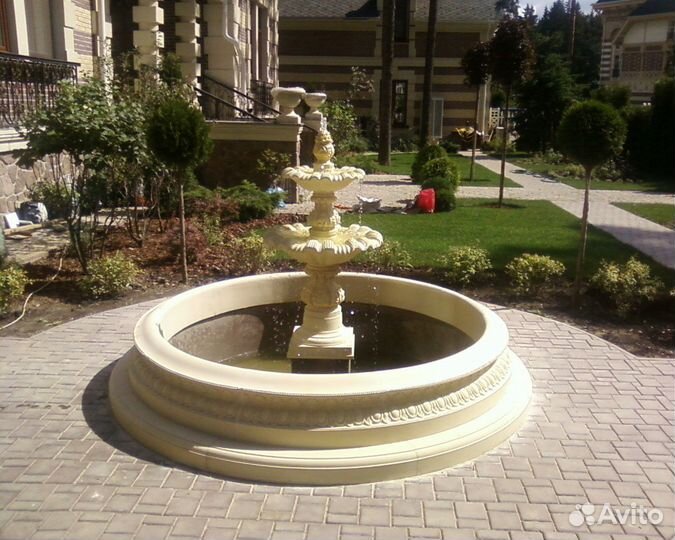 Классический фонтан с чашей