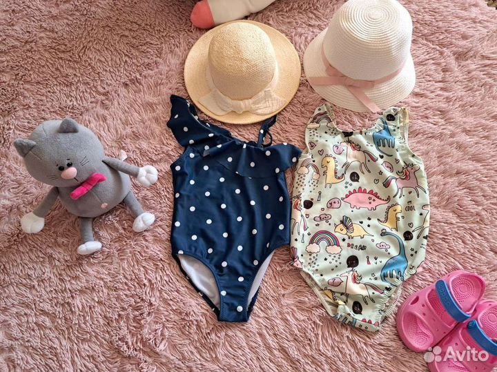 Пакетом купальник на пляж, сандалики 92-98р