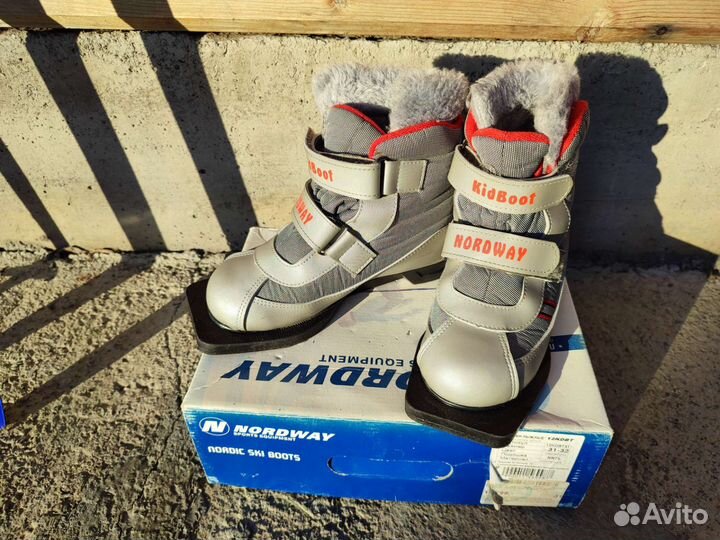 Беговые лыжи 130см, ботинки 32р, палки