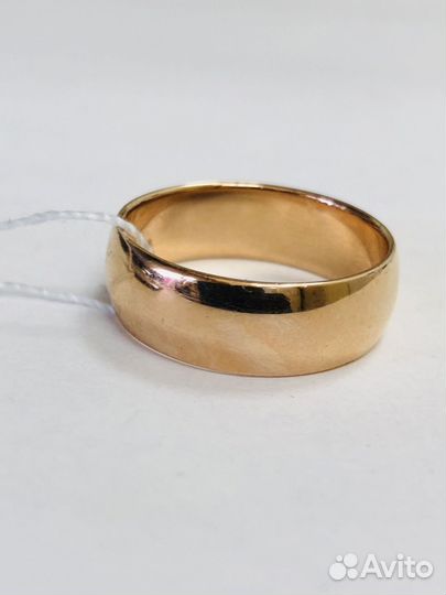 Золотое обручальное кольцо