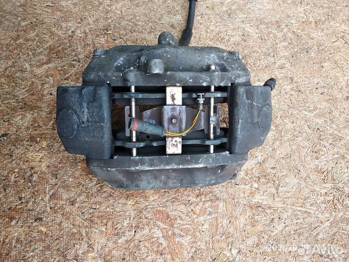 Суппорт передний правый Мерседес W220 1998-2005