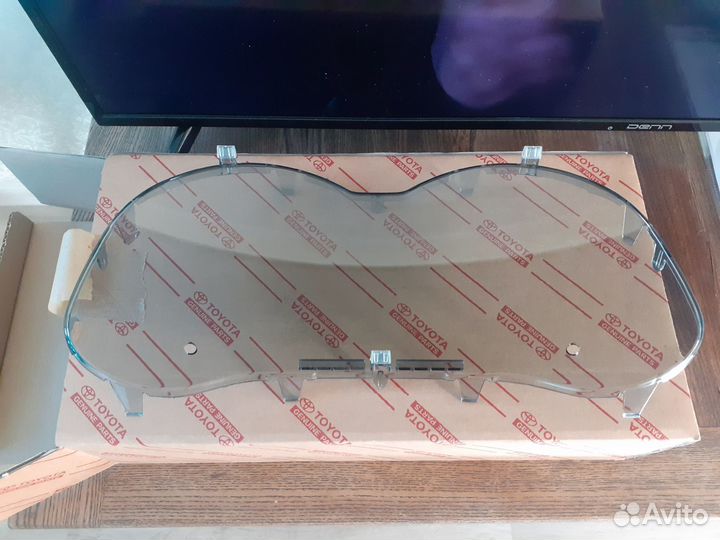 Стекло щитка приборов Toyota Corolla 150