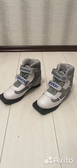 Лыжи детские 140 см, ботинки 33-34, палки,чехол